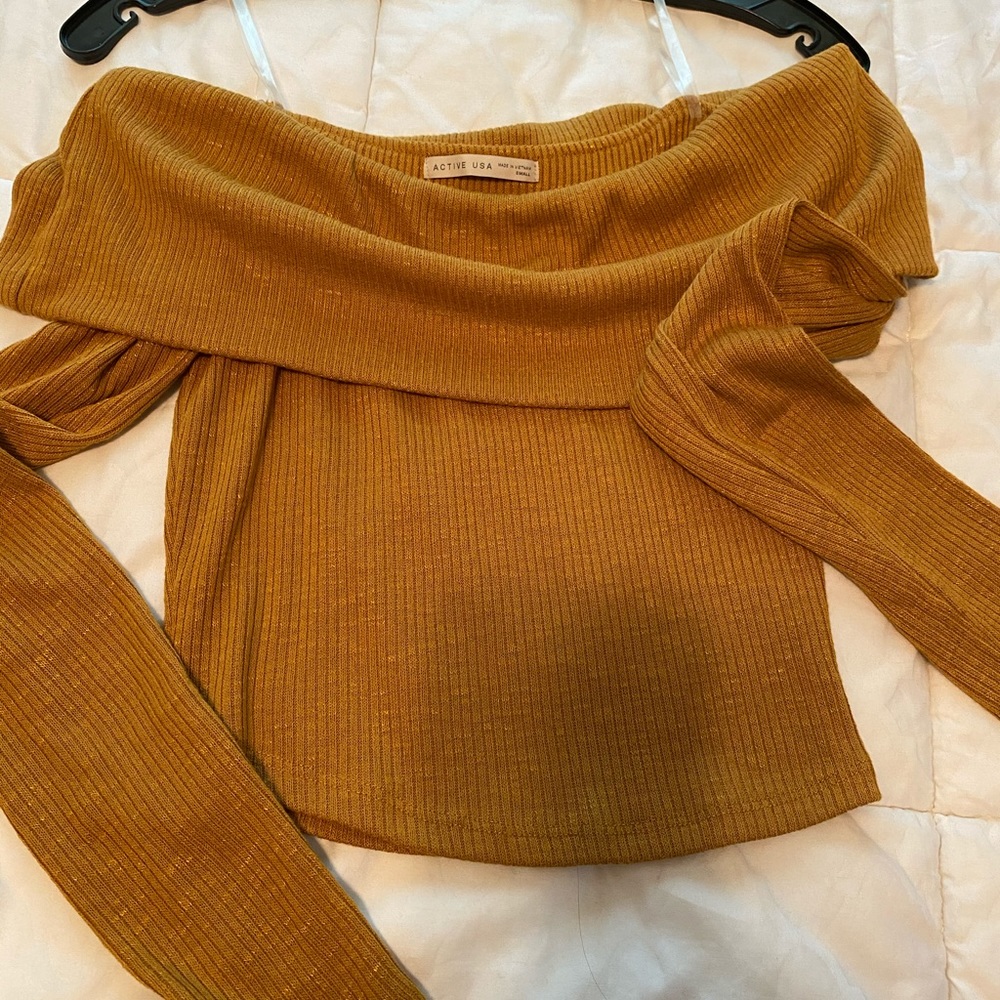 Mustard top off shoulder, somewhat croptop